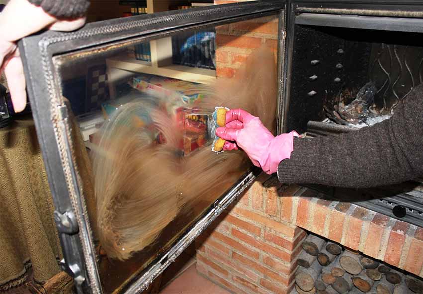Trucos para limpiar el cristal de la chimenea